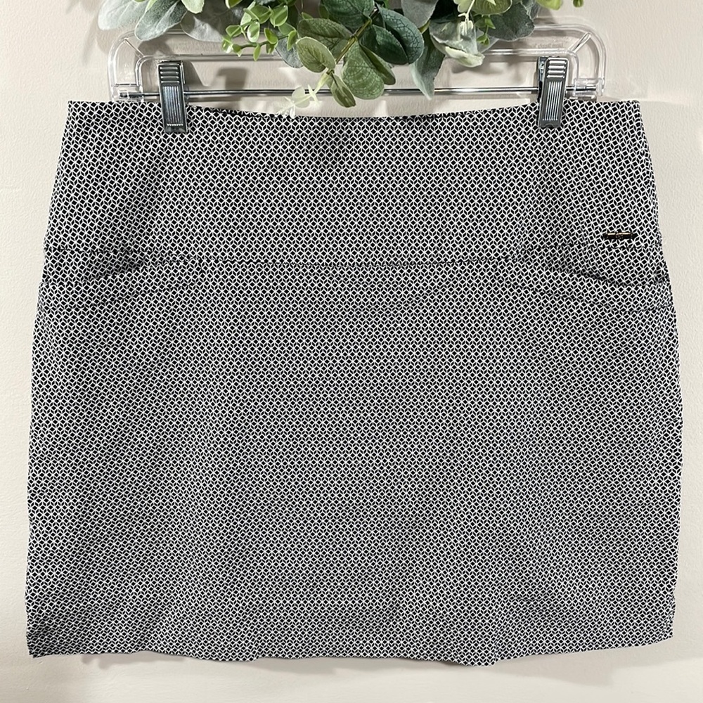 S.C. & CO. Tummy Control Skort Pull On Black White Print L